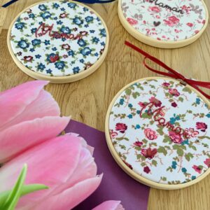 Tambour brodé “maman” – Édition Fête des Mères